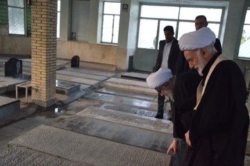 تصاویر/ تجدید میثاق دبیر مجمع جهانی اهل بیت(ع) با شهدای جنگ رمضان و دفاع مقدس در گلزار شهدای اراک