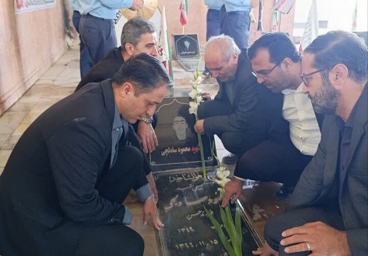 عطرافشانی و گلباران مزارمطهر شهدا در کبودراهنگ