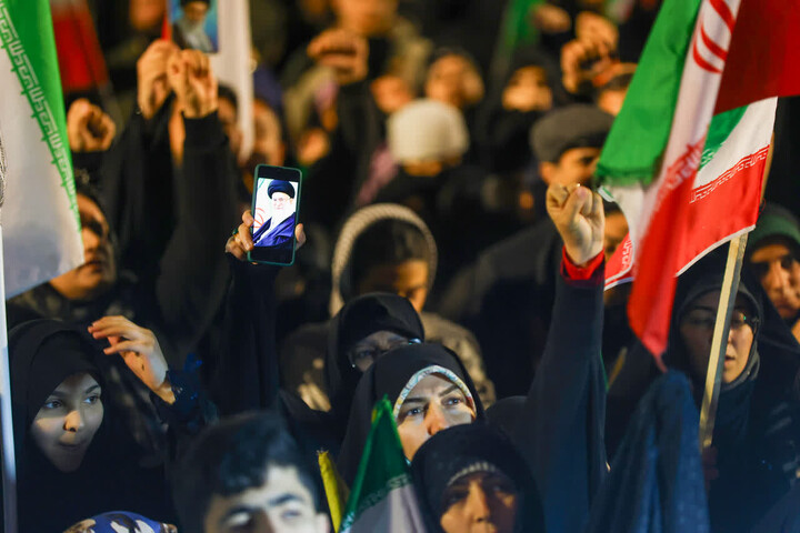 تصاویر/ اجتماع بزرگ مردم سنگ فرش چهاراه بهشتی تبریز در دفاع از انقلاب و کشور
