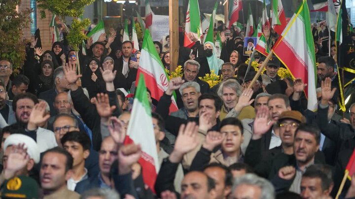 تصاویر/ راهپیمایی و تجمع شبانه مردم دارالمومنین شهرستان خوی در موج 83