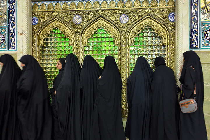 تشرف خانواده شهدای اهواز در جنگ تحمیلی رمضان به زیارت حرم بانوی کرامت