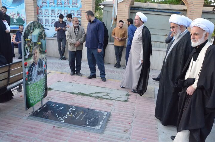 تصاویر/تجدید میثاق دبیر مجمع جهانی اهل بیت(ع) با شهدای جنگ رمضان و دفاع مقدس در گلزار شهدای اراک
