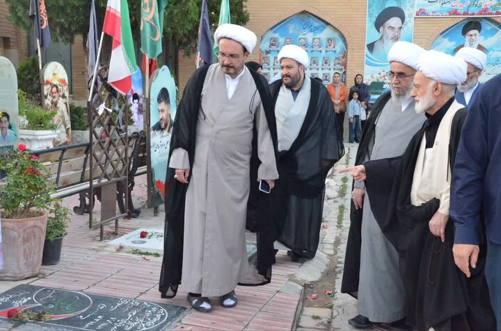 تصاویر/تجدید میثاق دبیر مجمع جهانی اهل بیت(ع) با شهدای جنگ رمضان و دفاع مقدس در گلزار شهدای اراک