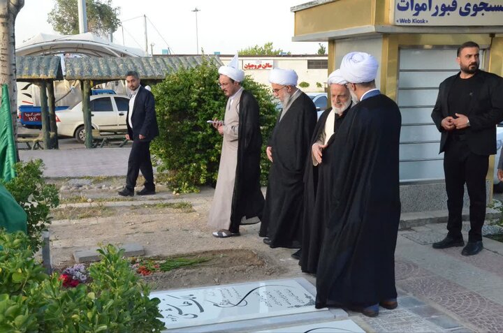 تصاویر/تجدید میثاق دبیر مجمع جهانی اهل بیت(ع) با شهدای جنگ رمضان و دفاع مقدس در گلزار شهدای اراک