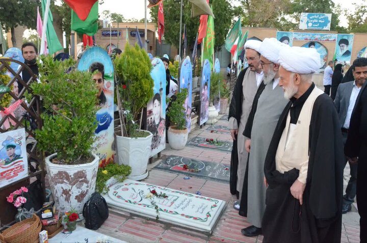 تصاویر/تجدید میثاق دبیر مجمع جهانی اهل بیت(ع) با شهدای جنگ رمضان و دفاع مقدس در گلزار شهدای اراک