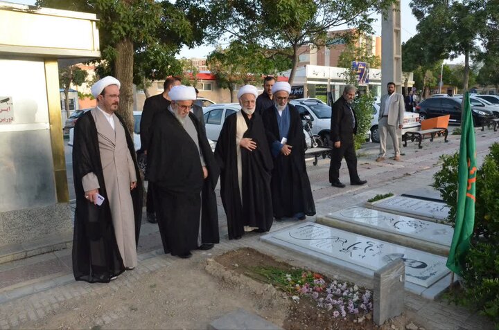 تصاویر/تجدید میثاق دبیر مجمع جهانی اهل بیت(ع) با شهدای جنگ رمضان و دفاع مقدس در گلزار شهدای اراک