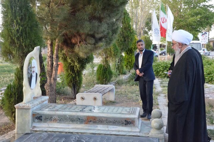 تصاویر/تجدید میثاق دبیر مجمع جهانی اهل بیت(ع) با شهدای جنگ رمضان و دفاع مقدس در گلزار شهدای اراک