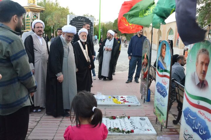 تصاویر/تجدید میثاق دبیر مجمع جهانی اهل بیت(ع) با شهدای جنگ رمضان و دفاع مقدس در گلزار شهدای اراک