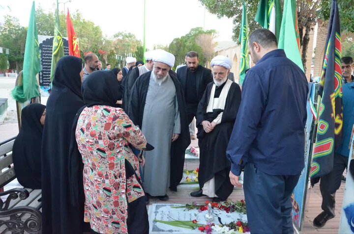 تصاویر/تجدید میثاق دبیر مجمع جهانی اهل بیت(ع) با شهدای جنگ رمضان و دفاع مقدس در گلزار شهدای اراک