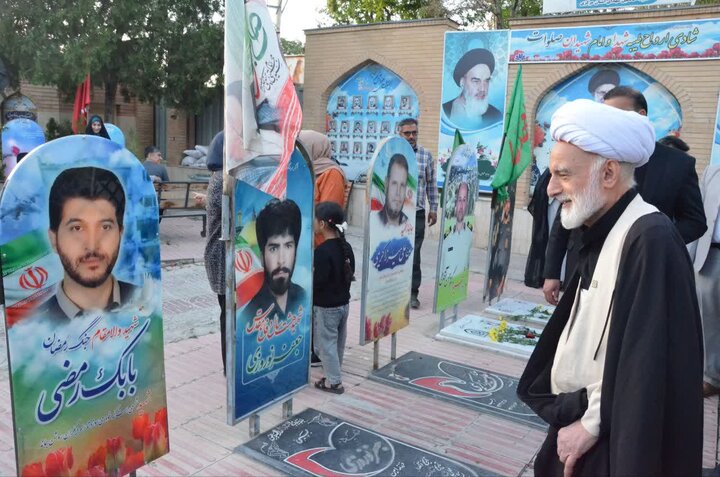 تصاویر/تجدید میثاق دبیر مجمع جهانی اهل بیت(ع) با شهدای جنگ رمضان و دفاع مقدس در گلزار شهدای اراک