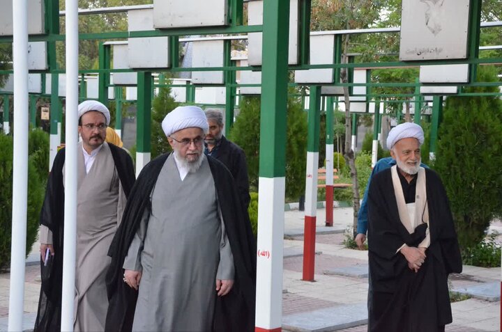 تصاویر/تجدید میثاق دبیر مجمع جهانی اهل بیت(ع) با شهدای جنگ رمضان و دفاع مقدس در گلزار شهدای اراک
