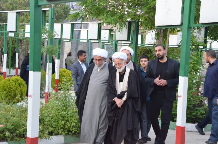 تصاویر/تجدید میثاق دبیر مجمع جهانی اهل بیت(ع) با شهدای جنگ رمضان و دفاع مقدس در گلزار شهدای اراک