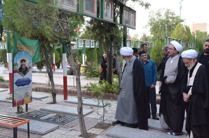 تصاویر/تجدید میثاق دبیر مجمع جهانی اهل بیت(ع) با شهدای جنگ رمضان و دفاع مقدس در گلزار شهدای اراک