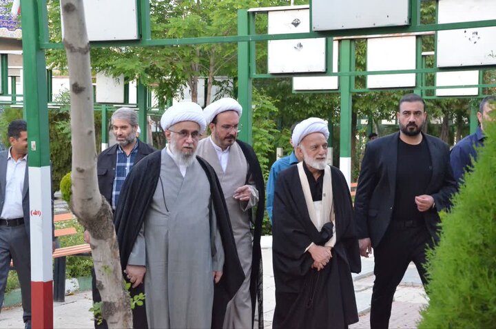 تصاویر/تجدید میثاق دبیر مجمع جهانی اهل بیت(ع) با شهدای جنگ رمضان و دفاع مقدس در گلزار شهدای اراک