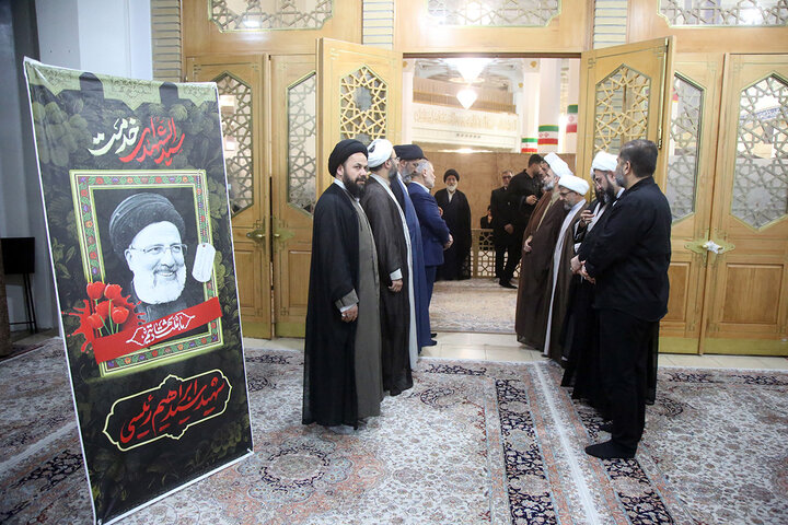 بزرگداشت شهید آیت‌الله رئیسی و شهدای خدمت در حرم بانوی کرامت