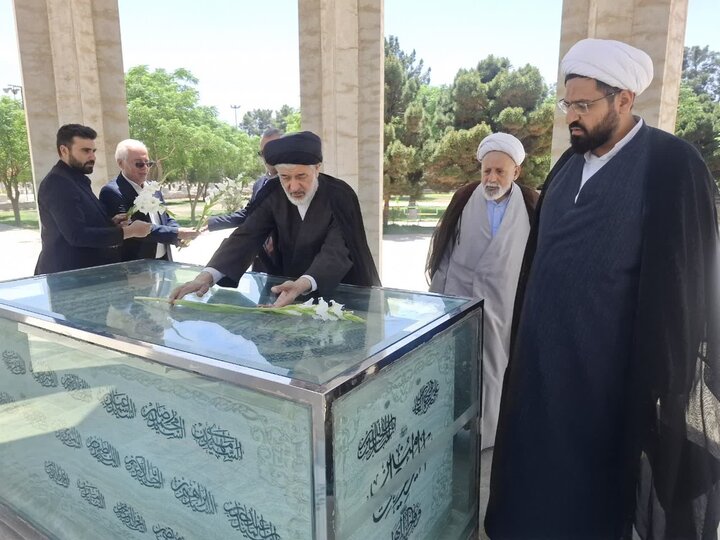 تصاویر/ ادای احترام مشاور رئیس جمهور در امور روحانیت به مقام شهدای کاشان