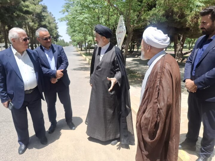 تصاویر/ ادای احترام مشاور رئیس جمهور در امور روحانیت به مقام شهدای کاشان