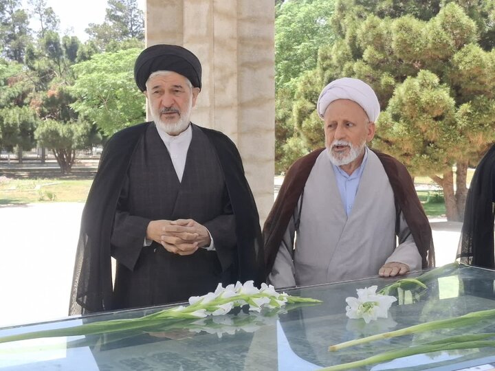 تصاویر/ ادای احترام مشاور رئیس جمهور در امور روحانیت به مقام شهدای کاشان