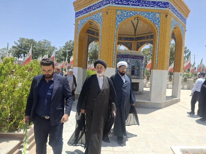 تصاویر/ ادای احترام مشاور رئیس جمهور در امور روحانیت به مقام شهدای کاشان