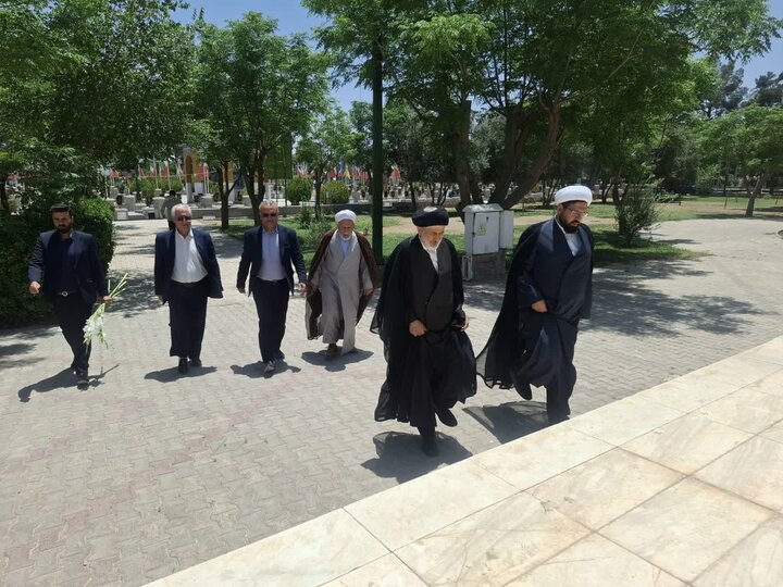 تصاویر/ ادای احترام مشاور رئیس جمهور در امور روحانیت به مقام شهدای کاشان
