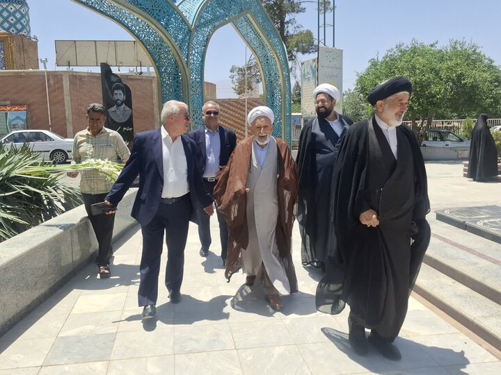 تصاویر/ ادای احترام مشاور رئیس جمهور در امور روحانیت به مقام شهدای کاشان