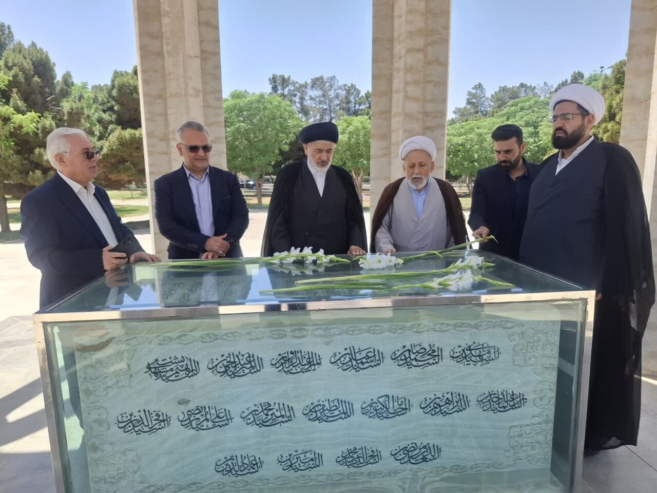 مشاور رئیس‌جمهوردر امور روحانیت به مقام شامخ شهدای کاشان ادای احترام کرد