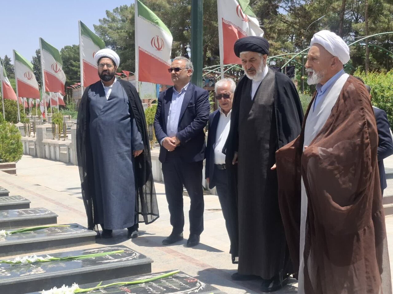 مشاور رئیس‌جمهوردر امور روحانیت به مقام شامخ شهدای کاشان ادای احترام کرد