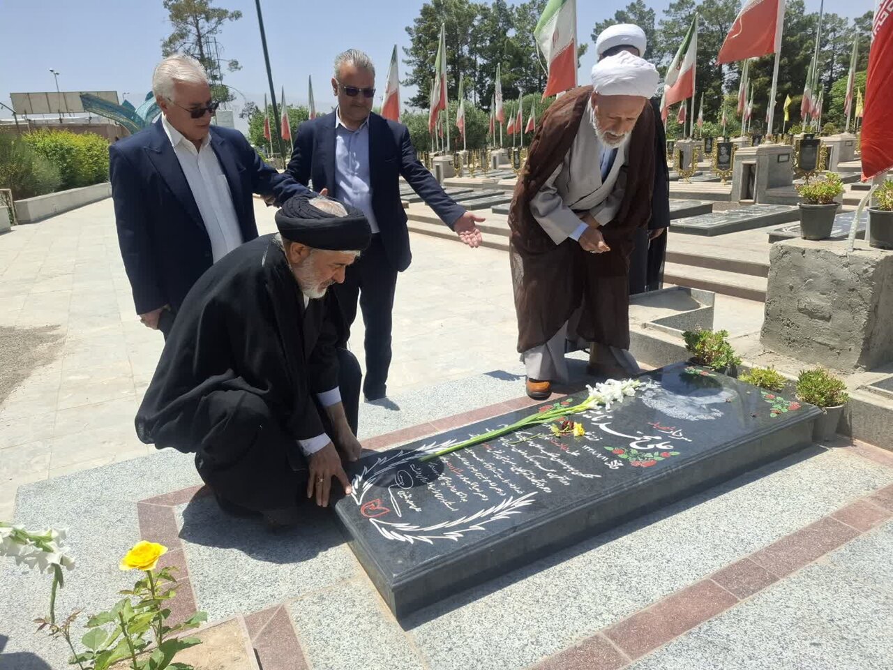مشاور رئیس‌جمهوردر امور روحانیت به مقام شامخ شهدای کاشان ادای احترام کرد