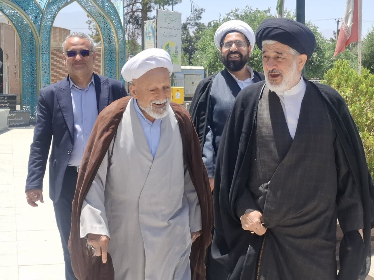 مشاور رئیسجمهوردر امور روحانیت به مقام شامخ شهدای کاشان ادای احترام کرد