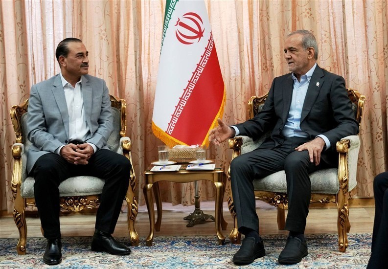 قائد الجيش الباكستاني يلتقي بزشكيان وعراقجي في زيارة لطهران تهدف للوساطة لإنهاء "الحرب المفروضة" على إيران