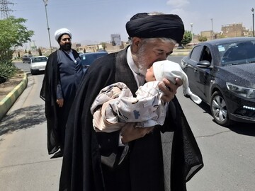 لحظه‌ای معنوی در کاشان؛ اقامه و اذان مشاور رئیس‌جمهور در امور روحانیت به گوش نوزاد کاشانی
