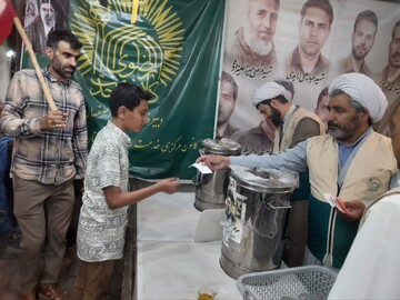 تصاویر/ برپایی موکب‌ مدرسه علمیه آیت‌الله مصطفوی کاشان در تجمعات مردمی آران و بیدگل برای جذب طلبه