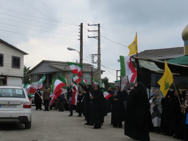 تصاویر/ تجمع و پرچم گردانی مردم روستای خشکرود