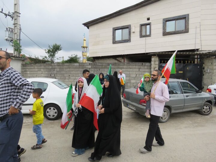 تصاویر/ تجمع و پرچم گردانی مردم روستای خشکرود