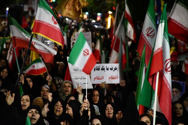 تصاویر/ طنین دوباره فریاد «لبیک یا خامنه‌ای» در سلماس؛ در استمرار خروش انقلابی مردم در دفاع از ایران اسلامی
