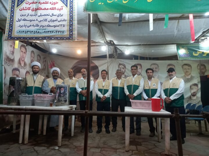 تصاویر/ موکب‌ مدرسه علمیه آیت‌الله مصطفوی کاشان در تجمعات مردمی اران و بیدگل برای جذب طلبه