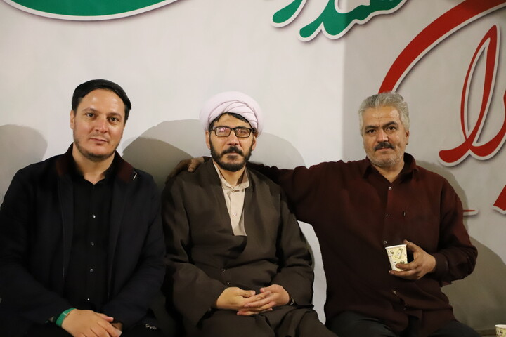 تصاویر/ فعالیت فرهنگی و تبلیغی موکب مدرسه علمیه ولیعصر(عج)تبریز در تجمعات شبانه