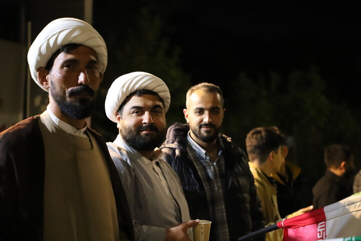 تصاویر/ فعالیت فرهنگی و تبلیغی موکب مدرسه علمیه ولیعصر(عج)تبریز در تجمعات شبانه