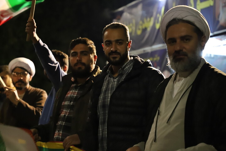 تصاویر/ فعالیت فرهنگی و تبلیغی موکب مدرسه علمیه ولیعصر(عج)تبریز در تجمعات شبانه
