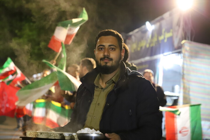تصاویر/ فعالیت فرهنگی و تبلیغی موکب مدرسه علمیه ولیعصر(عج)تبریز در تجمعات شبانه