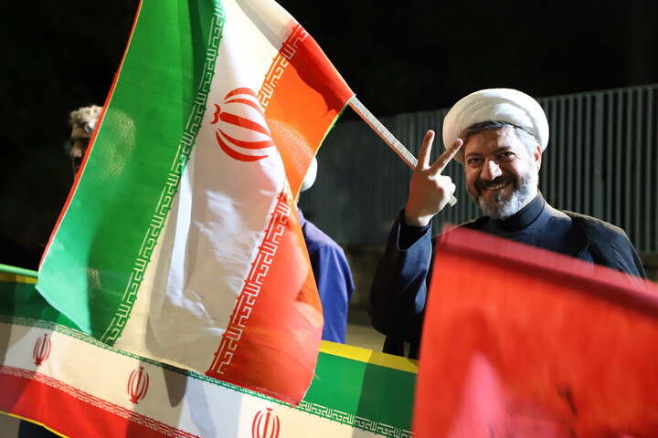 تصاویر/ فعالیت فرهنگی و تبلیغی موکب مدرسه علمیه ولیعصر(عج)تبریز در تجمعات شبانه