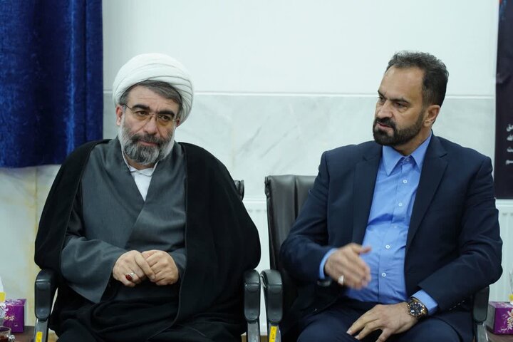 تصاویر/دیدار معاون ارتباطات و بین الملل جامعه‌المصطفی و جمعی از همراهان با نماینده ولی فقیه در لرستان