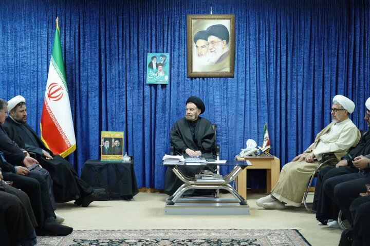 تصاویر/دیدار معاون ارتباطات و بین الملل جامعه‌المصطفی و جمعی از همراهان با نماینده ولی فقیه در لرستان