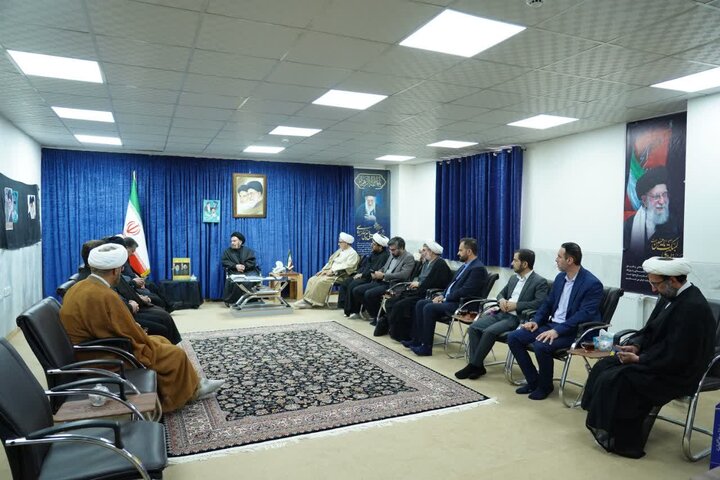 تصاویر/دیدار معاون ارتباطات و بین الملل جامعه‌المصطفی و جمعی از همراهان با نماینده ولی فقیه در لرستان