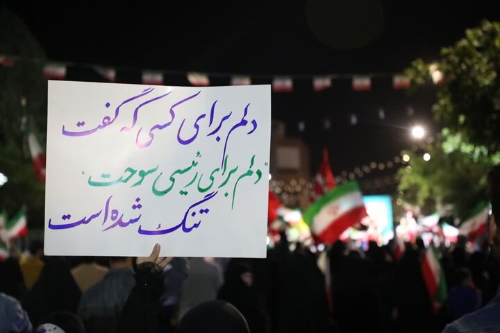 تصاویر/ اجتماعات مردمی «شب‌های اقتدار» با حضور مردم ولایت‌مدار شهر سمنان در معراج‌ الشهدای میدان سعدی