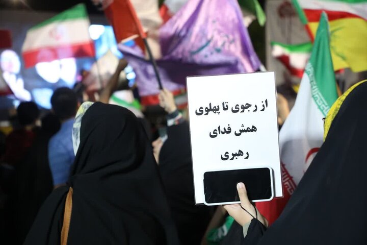 تصاویر/ اجتماعات مردمی «شب‌های اقتدار» با حضور مردم ولایت‌مدار شهر سمنان در معراج‌ الشهدای میدان سعدی