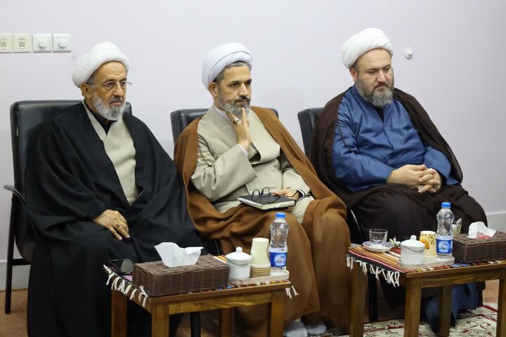 تصاویر/ نشست اعضای قرارگاه فرهنگی ائمه جمعه استان با نماینده ولی فقیه در استان