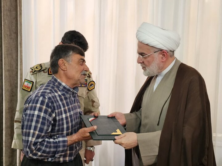 تصاویر/ دیدار نماینده ولی‌فقیه در کردستان با خانواده شهدای مرزبانی در سنندج
