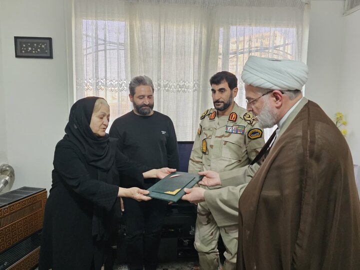 تصاویر/ دیدار نماینده ولی‌فقیه در کردستان با خانواده شهدای مرزبانی در سنندج