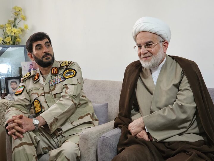 تصاویر/ دیدار نماینده ولی‌فقیه در کردستان با خانواده شهدای مرزبانی در سنندج